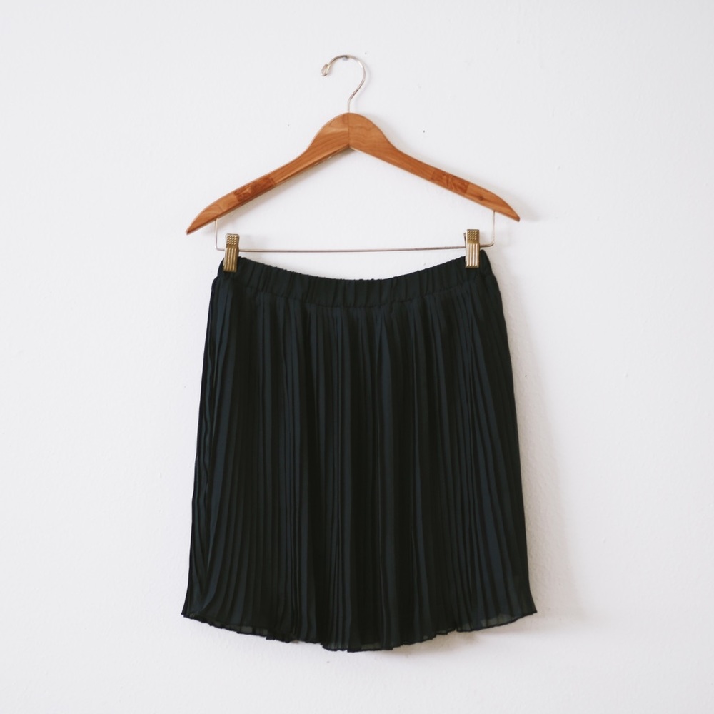 NAVY PLEATED SKIRT